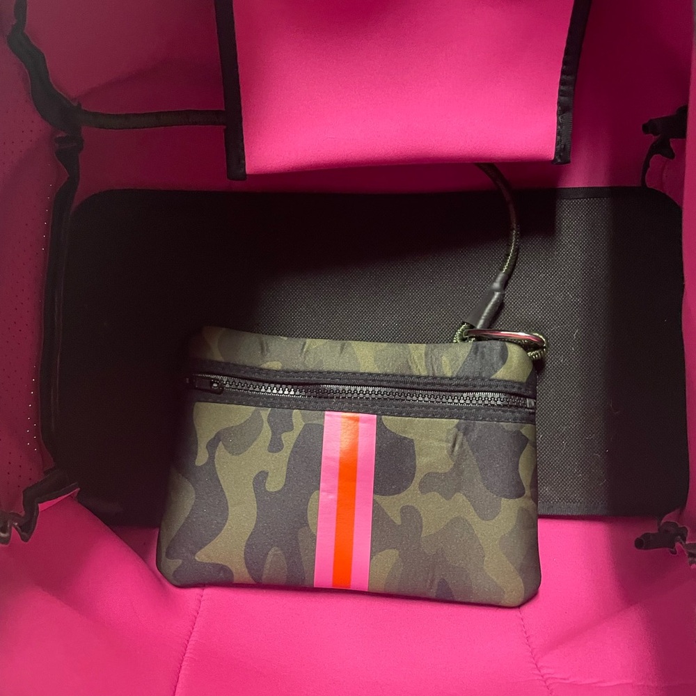 Greyson Showoff | Neoprene Tote Beach 🏝️ - Picture 9 of 13